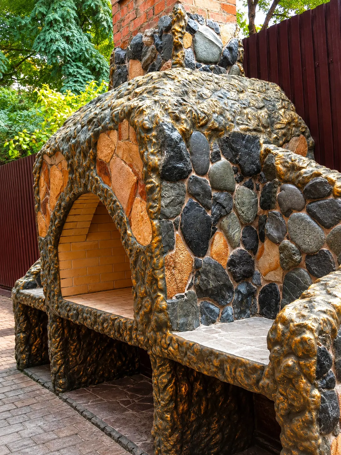 1(32) — уличный каменный очаг с барбекю, ручной фактурой камня и лавками